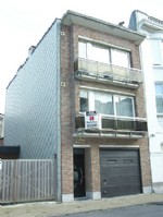 Net onderhouden, gemeubeld 2 slaapkamer type appartement op een 1e verdieping, kortbij de marktplaats. Bestaat uit woonkamer, afzonderlijke ingerichte keuken, inkomhall met apart toilet, badkamer met ligbad, 2 slaapkamers met terras, bergplaats, ... Beschikbaar vanaf 16/01/2014. Bij de vermelde huurprijs komen er geen bijkomende kosten gebouw/syndic. (13/048)